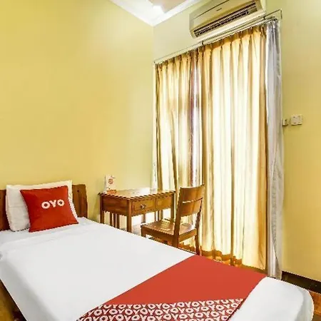 OYO 91036 Hotel Simpang Lima Gkpri-2